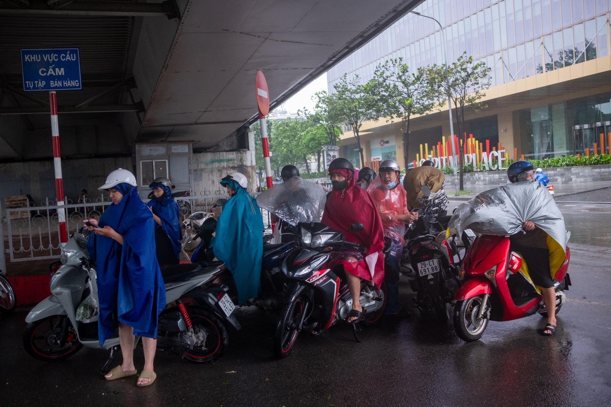 Bão số 3 đã vào Quảng Ninh, Hải Phòng: Xe ô tô bị thổi bay lên dải phân cách- Ảnh 15.