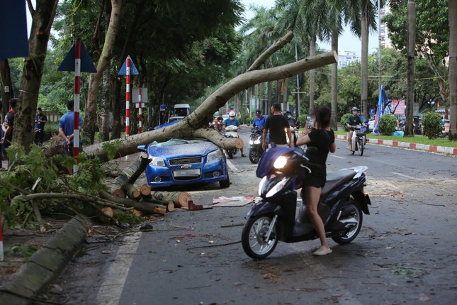 Công an Hà Nội khuyến cáo những khu vực tránh đi qua khi bão YAGI đổ bộ- Ảnh 1.