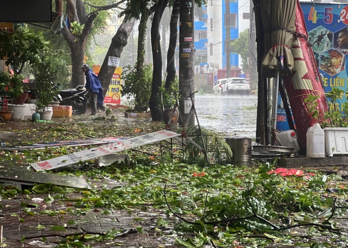 Bão số 3 đã vào Quảng Ninh, Hải Phòng: Xe ô tô bị thổi bay lên dải phân cách- Ảnh 2.