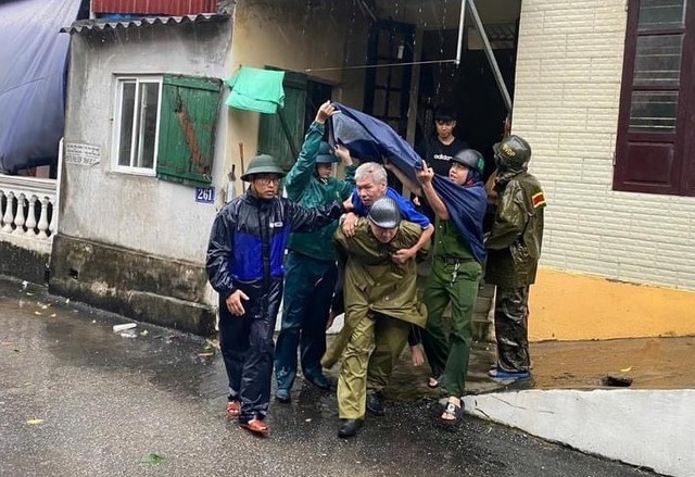 Bão số 3 càn quét Hà Nội gây mưa to gió giật, một số chung cư đã bị thiệt hại tài sản- Ảnh 15.