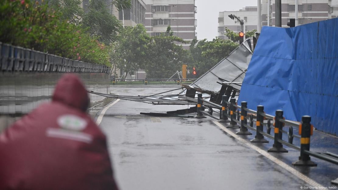 Những hình ảnh không tưởng khi siêu bão Yagi quần thảo Trung Quốc: Người bị thổi bay, toàn bộ cửa kính "xé toạc" trong chớp mắt- Ảnh 2.