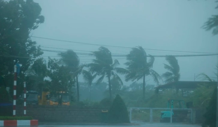 Bão số 3 đã vào Quảng Ninh, Hải Phòng: Xe ô tô bị thổi bay lên dải phân cách- Ảnh 21.