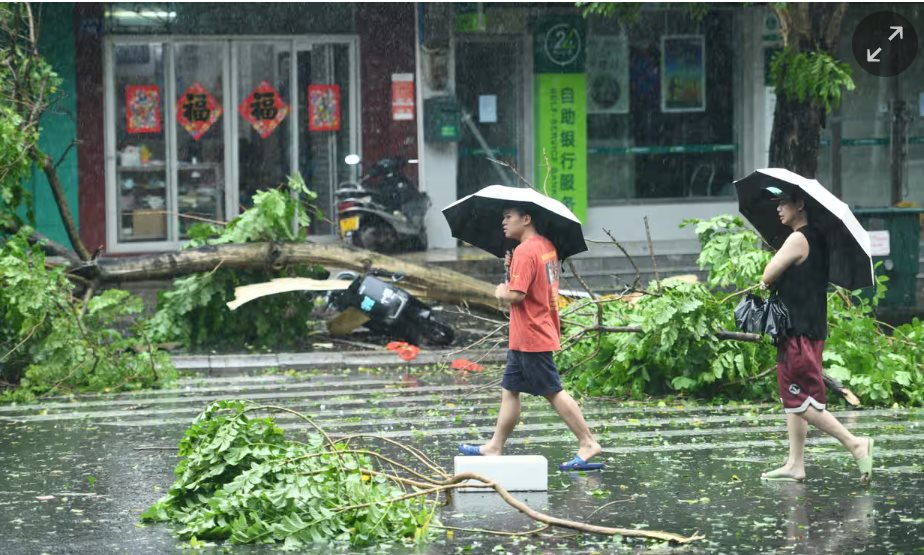 Cận cảnh siêu bão Yagi càn quét Trung Quốc: Đu quay khổng lồ chao đảo như đồ chơi trẻ con, không phải tự dưng mà cả triệu người phải sơ tán- Ảnh 5.