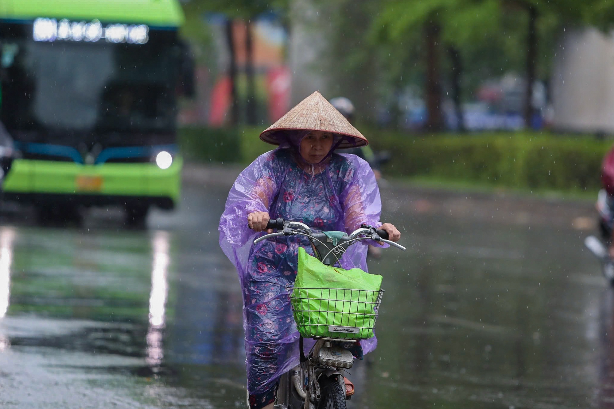 Hà Nội trước khi bão YAGI đổ bộ: Đường phố vắng vẻ, mưa gió tạt mạnh khiến người dân gồng mình chống chọi- Ảnh 18.