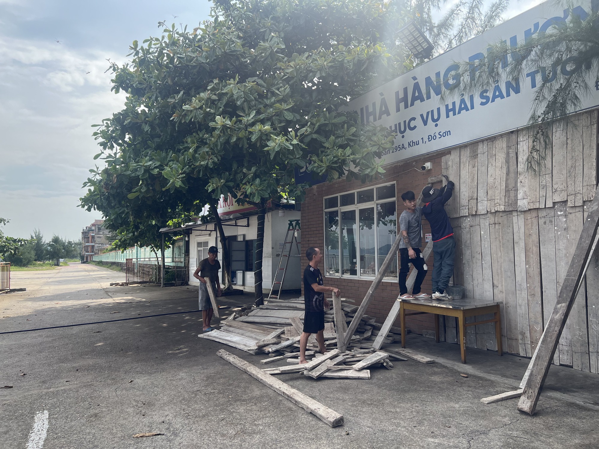 Tình hình Hải Phòng trước khi siêu bão Yagi đổ bộ: Nhà nghỉ ven biển ngừng nhận khách, người dân cấp tập gia cố nhà cửa- Ảnh 4.