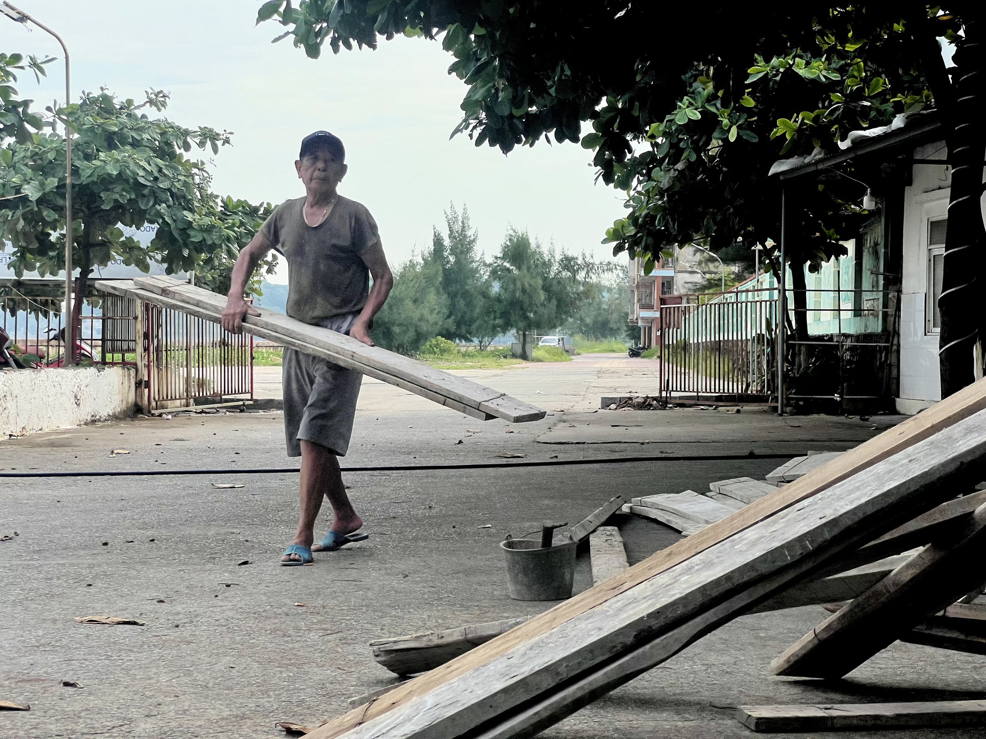 Tình hình Hải Phòng trước khi siêu bão Yagi đổ bộ: Nhà nghỉ ven biển ngừng nhận khách, người dân cấp tập gia cố nhà cửa- Ảnh 2.