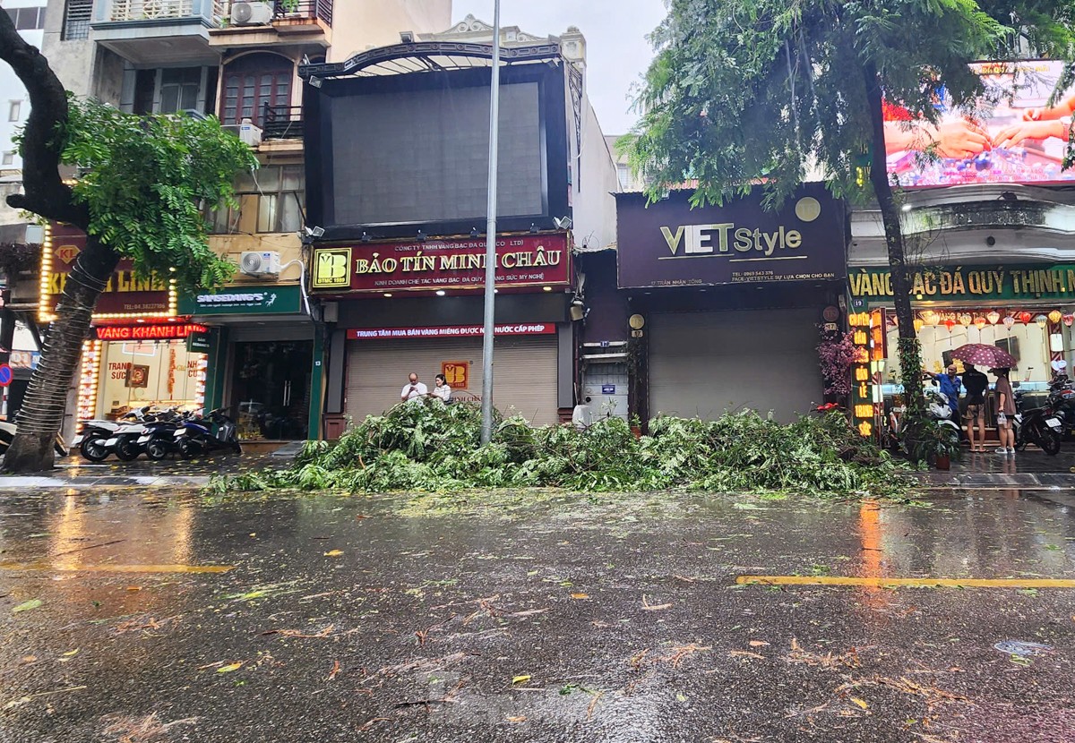 Hà Nội đường phố vắng vẻ, người dân tranh thủ đi chợ, siêu thị mua đồ ăn- Ảnh 8.