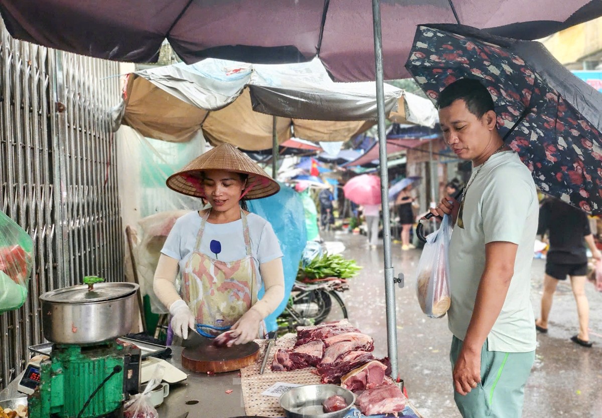 Hà Nội đường phố vắng vẻ, người dân tranh thủ đi chợ, siêu thị mua đồ ăn- Ảnh 4.