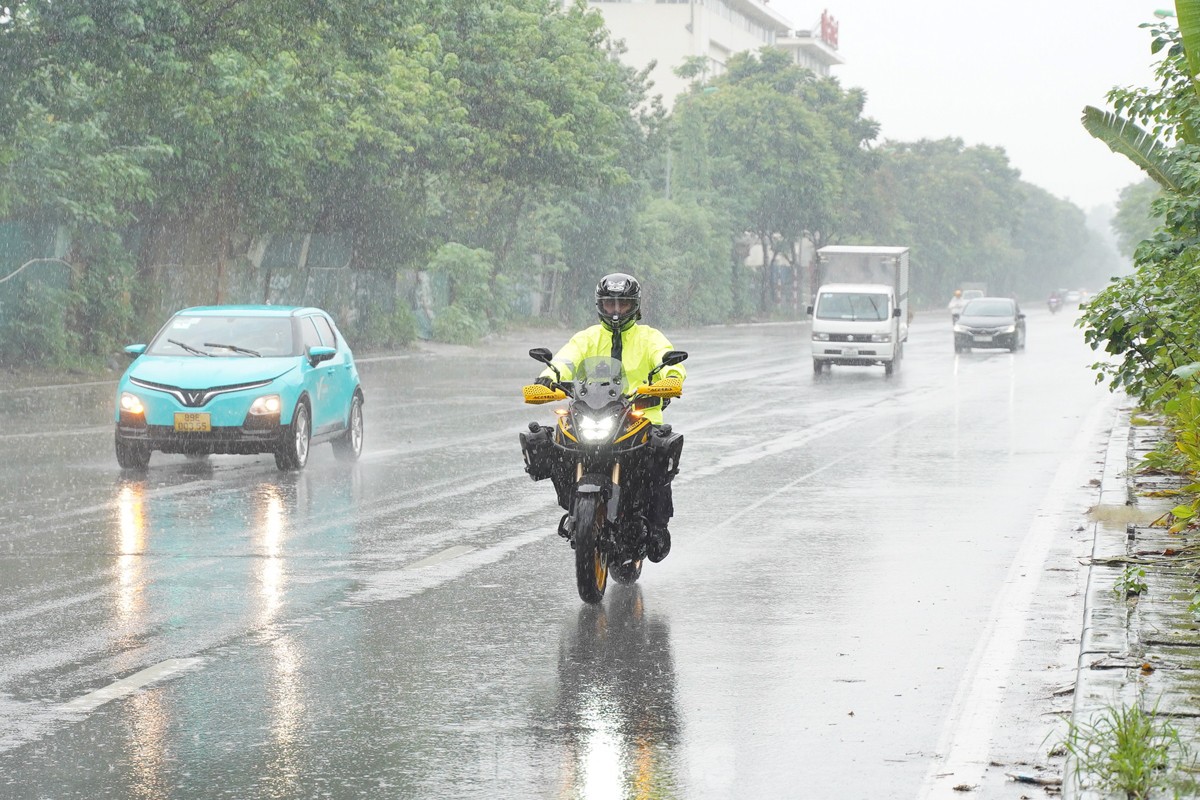 Hà Nội đường phố vắng vẻ, người dân tranh thủ đi chợ, siêu thị mua đồ ăn- Ảnh 1.