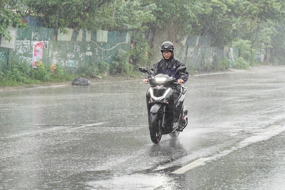 Hà Nội đường phố vắng vẻ, người dân tranh thủ đi chợ, siêu thị mua đồ ăn- Ảnh 2.