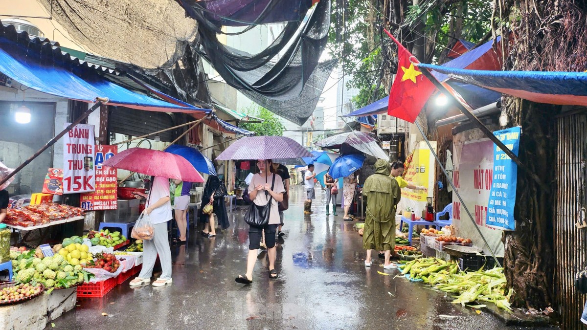 Hà Nội đường phố vắng vẻ, người dân tranh thủ đi chợ, siêu thị mua đồ ăn- Ảnh 3.