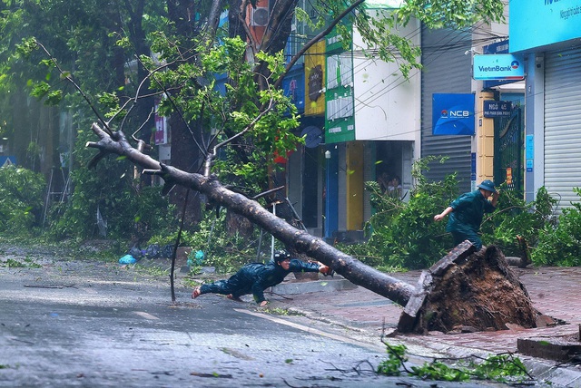 Tâm bão bắt đầu 