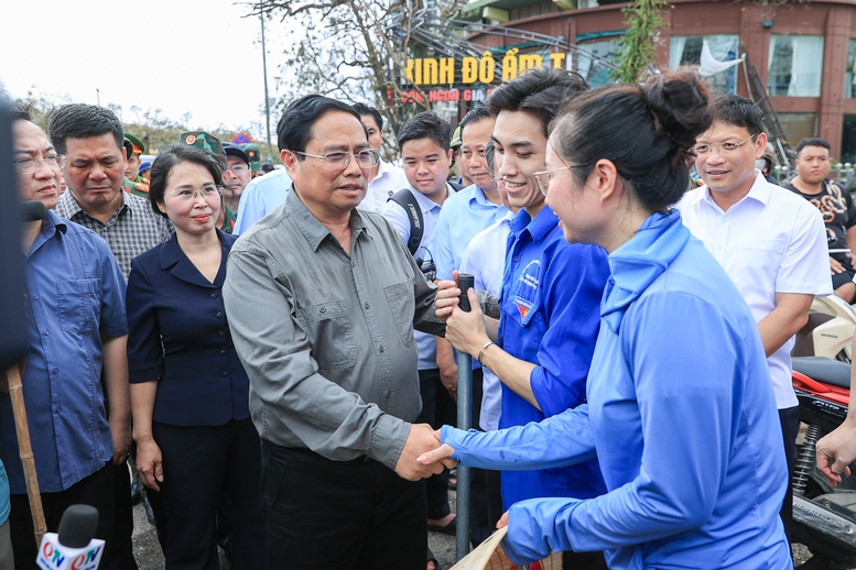 Thủ tướng đi thị sát, động viên người dân và chỉ đạo khắc  phục hậu quả bão số 3 tại Quảng Ninh- Ảnh 7.