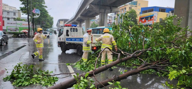 Bão số 3 vượt qua Phú Thọ, Hoà Bình, đi sâu vào Tây Bắc Bộ- Ảnh 76.