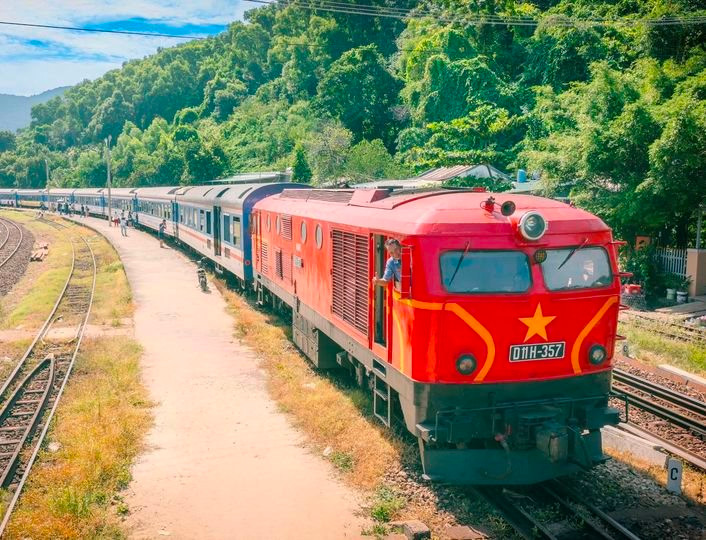 Đường sắt chở miễn phí tình nguyện viên, hàng hóa đến tỉnh thành bị thiệt hại do bão Yagi- Ảnh 1.