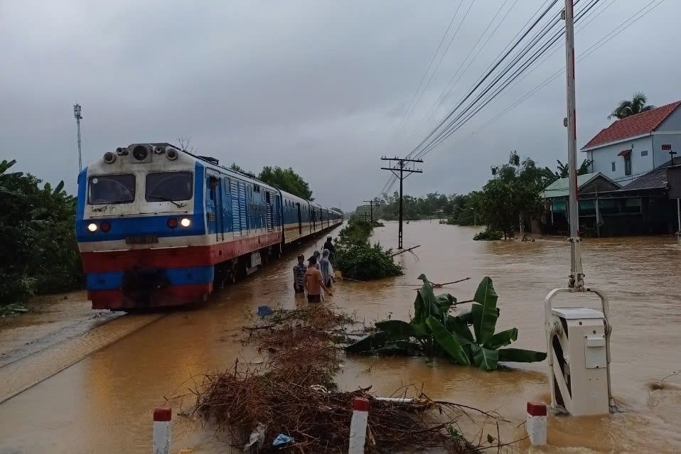 Đã thông tuyến đường sắt Bắc - Nam sau bão số 3- Ảnh 1.