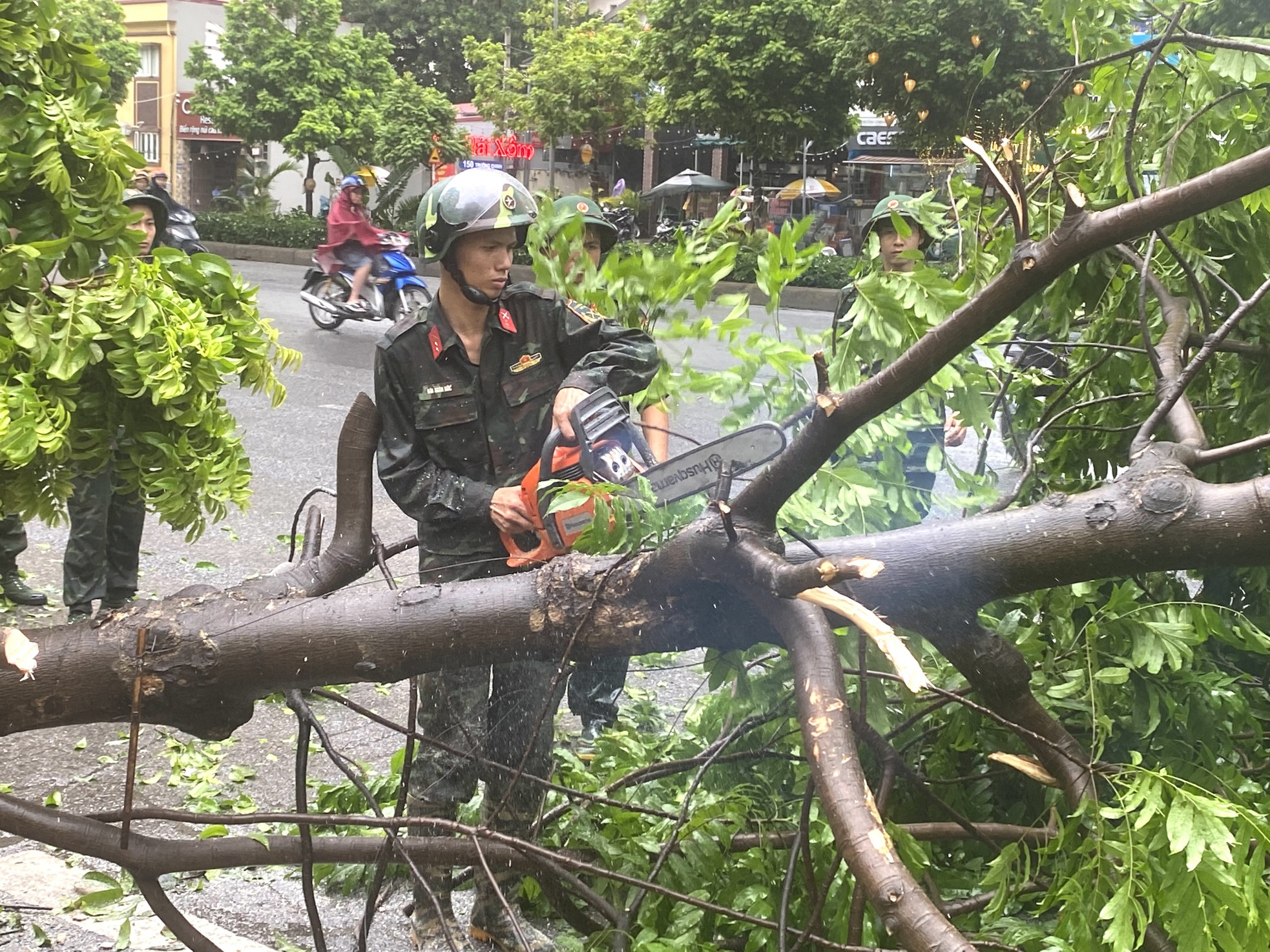 Người dân xuống đường hỗ trợ lực lượng chức năng dọn cây sau bão- Ảnh 4.