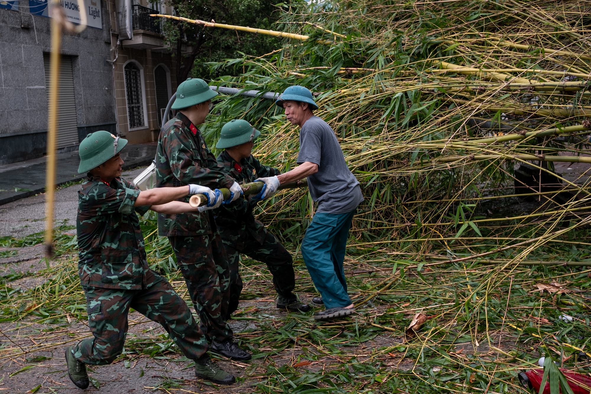 Không thể nhận ra phố phường Hà Nội sau bão Yagi: Giao thông nhiều tuyến tê liệt vì cây gãy đổ, lực lượng cứu hộ vất vả khắc phục hậu quả- Ảnh 32.