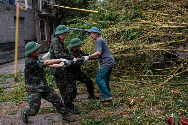 Những giờ phút vất vả ngay khi bão Yagi quét qua: Khẩn trương dọn dẹp, cứu hộ, giải phóng giao thông cho người dân Thủ đô- Ảnh 10.