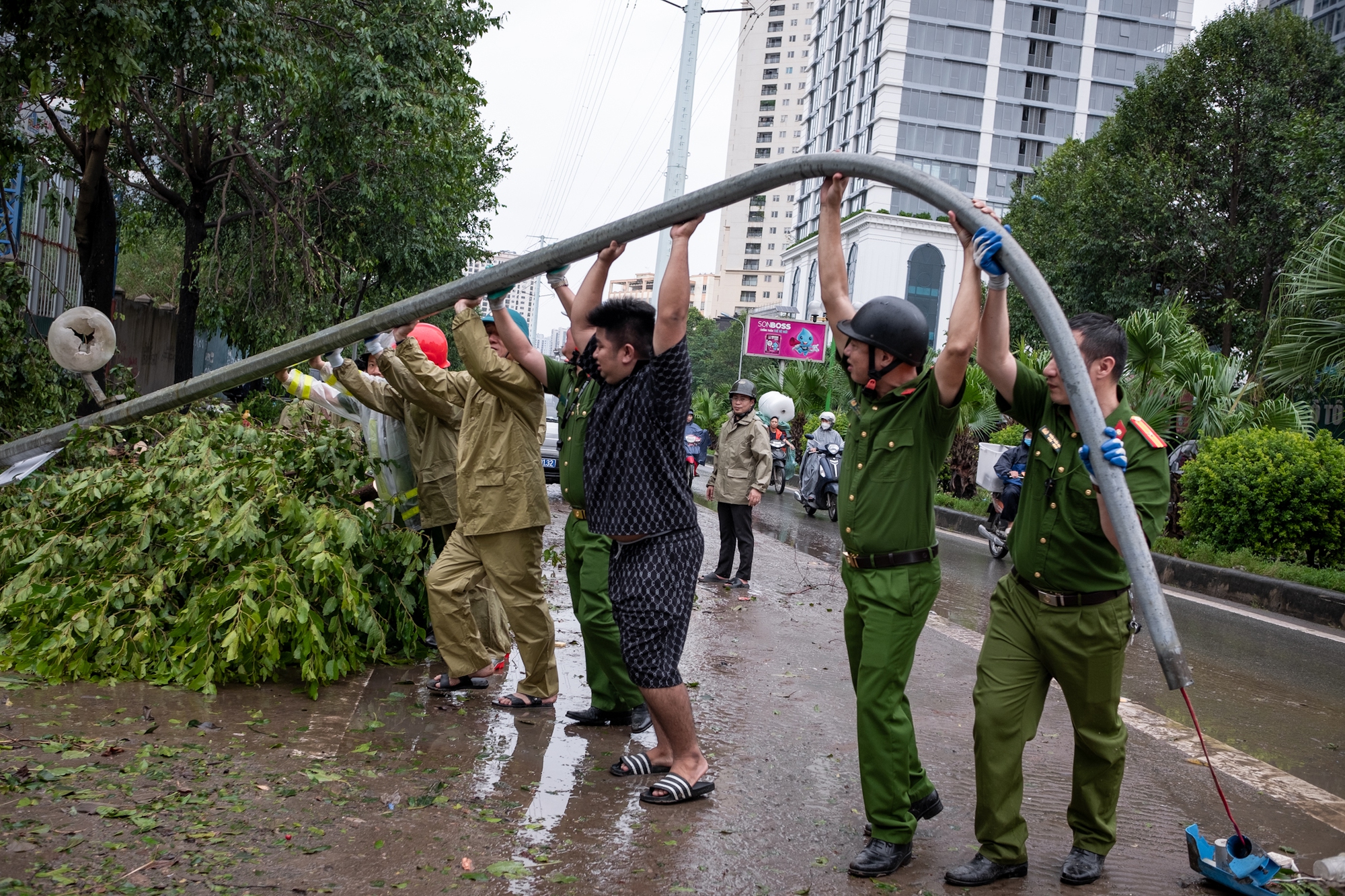 Không thể nhận ra phố phường Hà Nội sau bão Yagi: Giao thông nhiều tuyến tê liệt vì cây gãy đổ, lực lượng cứu hộ vất vả khắc phục hậu quả- Ảnh 34.