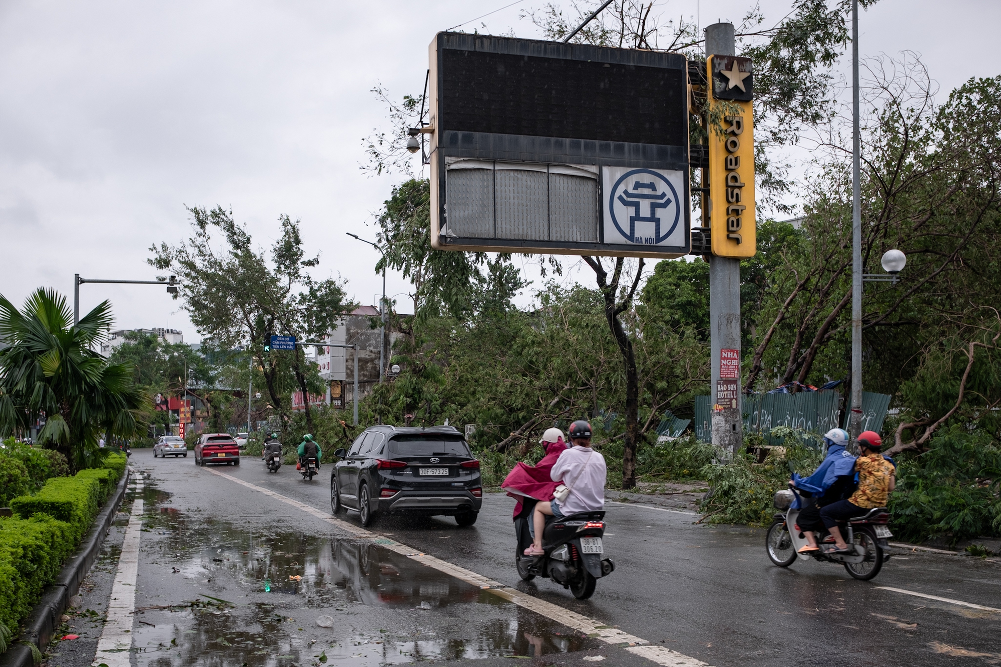 Không thể nhận ra phố phường Hà Nội sau bão Yagi: Giao thông nhiều tuyến tê liệt vì cây gãy đổ, lực lượng cứu hộ vất vả khắc phục hậu quả- Ảnh 10.