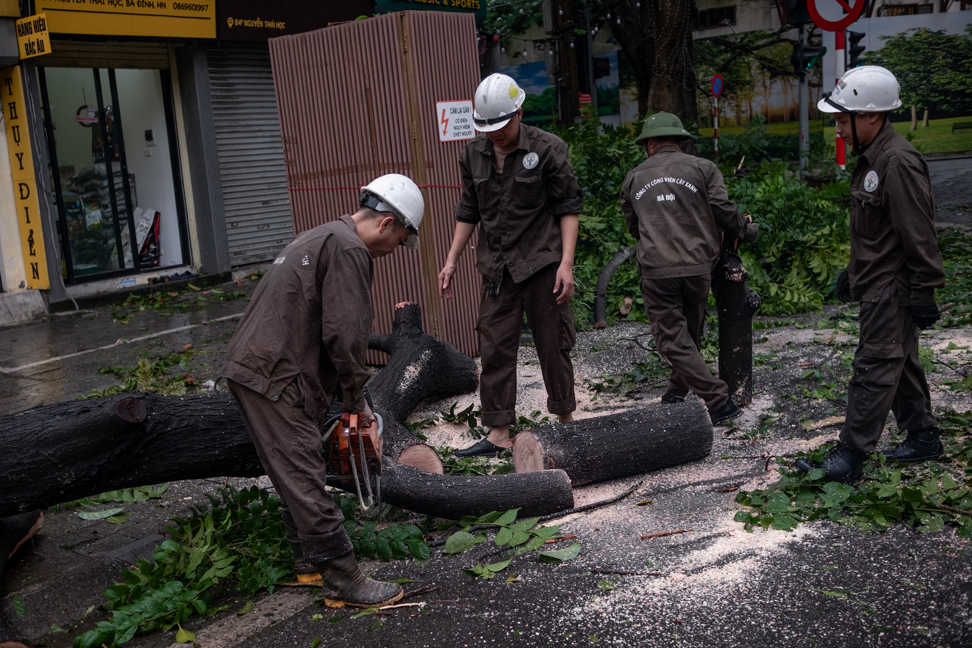 Không thể nhận ra phố phường Hà Nội sau bão Yagi: Giao thông nhiều tuyến tê liệt vì cây gãy đổ, lực lượng cứu hộ vất vả khắc phục hậu quả- Ảnh 36.