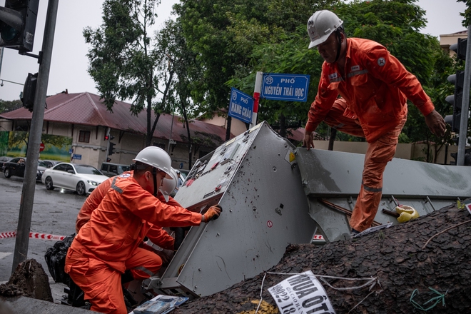 Những giờ phút vất vả ngay khi bão Yagi quét qua: Khẩn trương dọn dẹp, cứu hộ, giải phóng giao thông cho người dân Thủ đô- Ảnh 13.