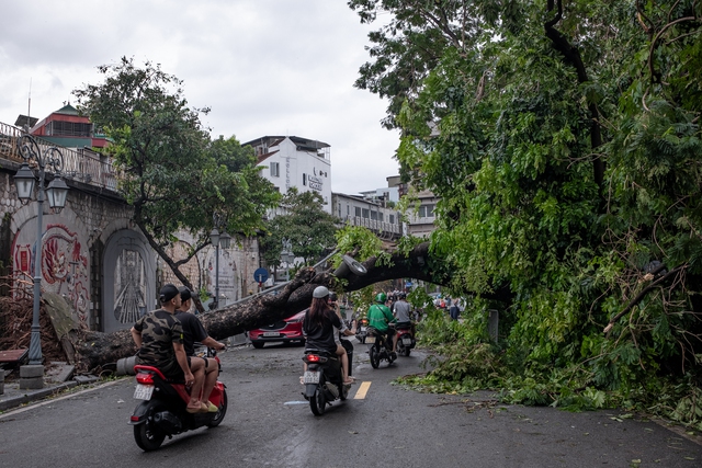 Những giờ phút vất vả ngay khi bão Yagi quét qua: Khẩn trương dọn dẹp, cứu hộ, giải phóng giao thông cho người dân Thủ đô- Ảnh 4.