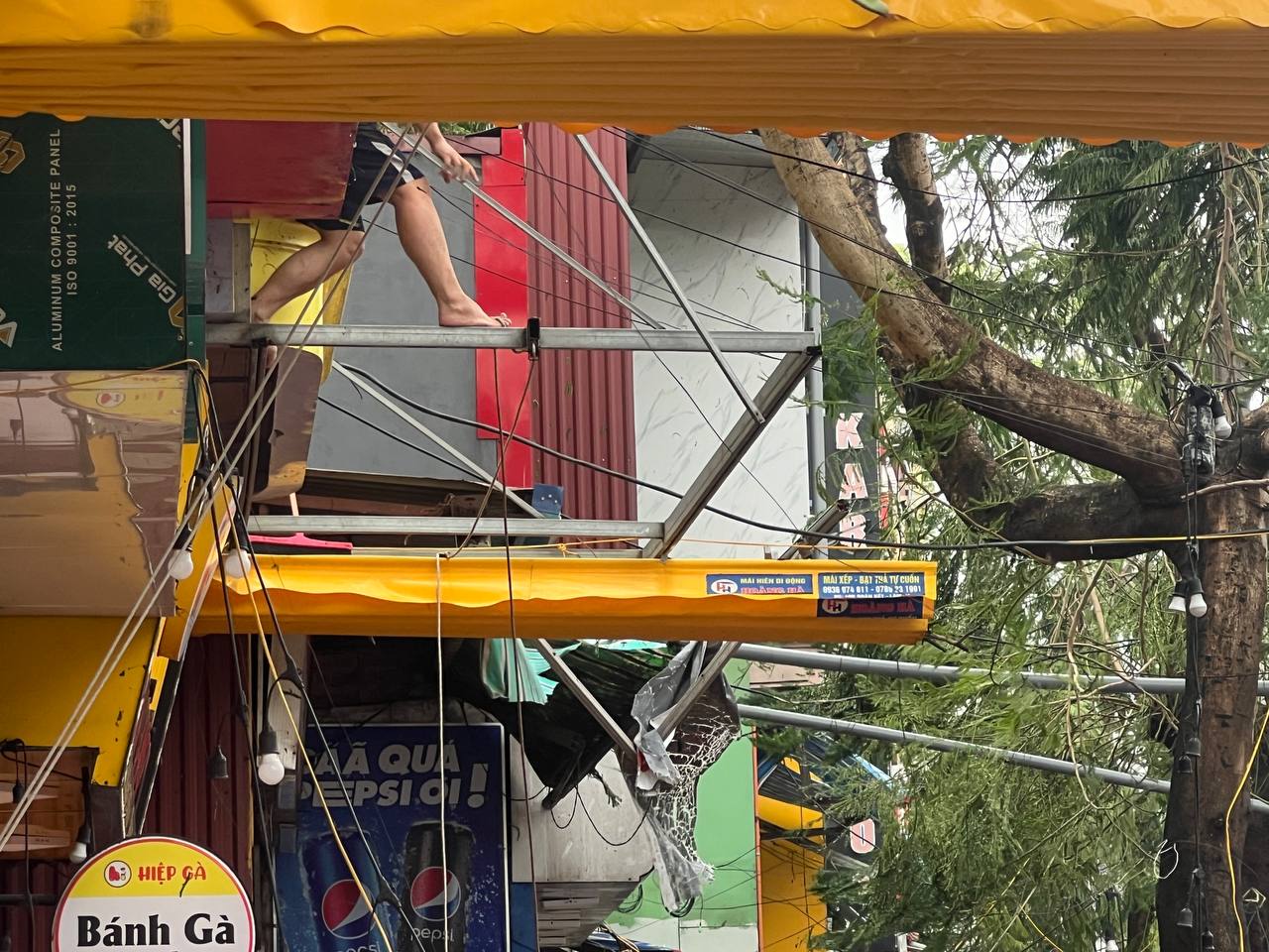 Người đàn ông bật khóc trong căn nhà bị bão YAGI càn quét trơ khung, hàng xóm xót xa: "Anh ấy cứ đứng ở giữa này khóc thôi, vì không biết làm như nào cả"- Ảnh 16.