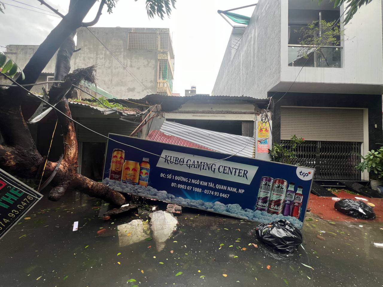 Người đàn ông bật khóc trong căn nhà bị bão YAGI càn quét trơ khung, hàng xóm xót xa: "Anh ấy cứ đứng ở giữa này khóc thôi, vì không biết làm như nào cả"- Ảnh 11.