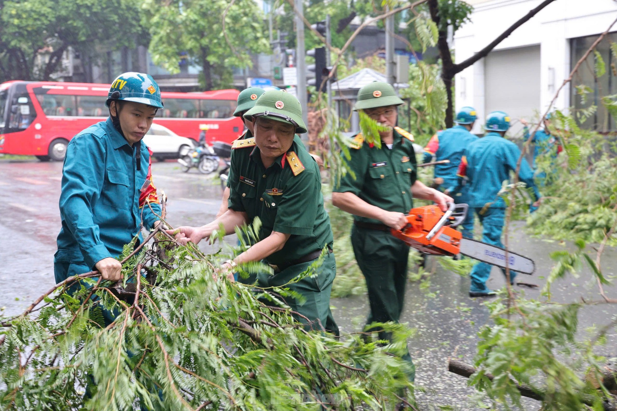 Hà Nội tan hoang sau khi bão số 3 quét qua- Ảnh 14.