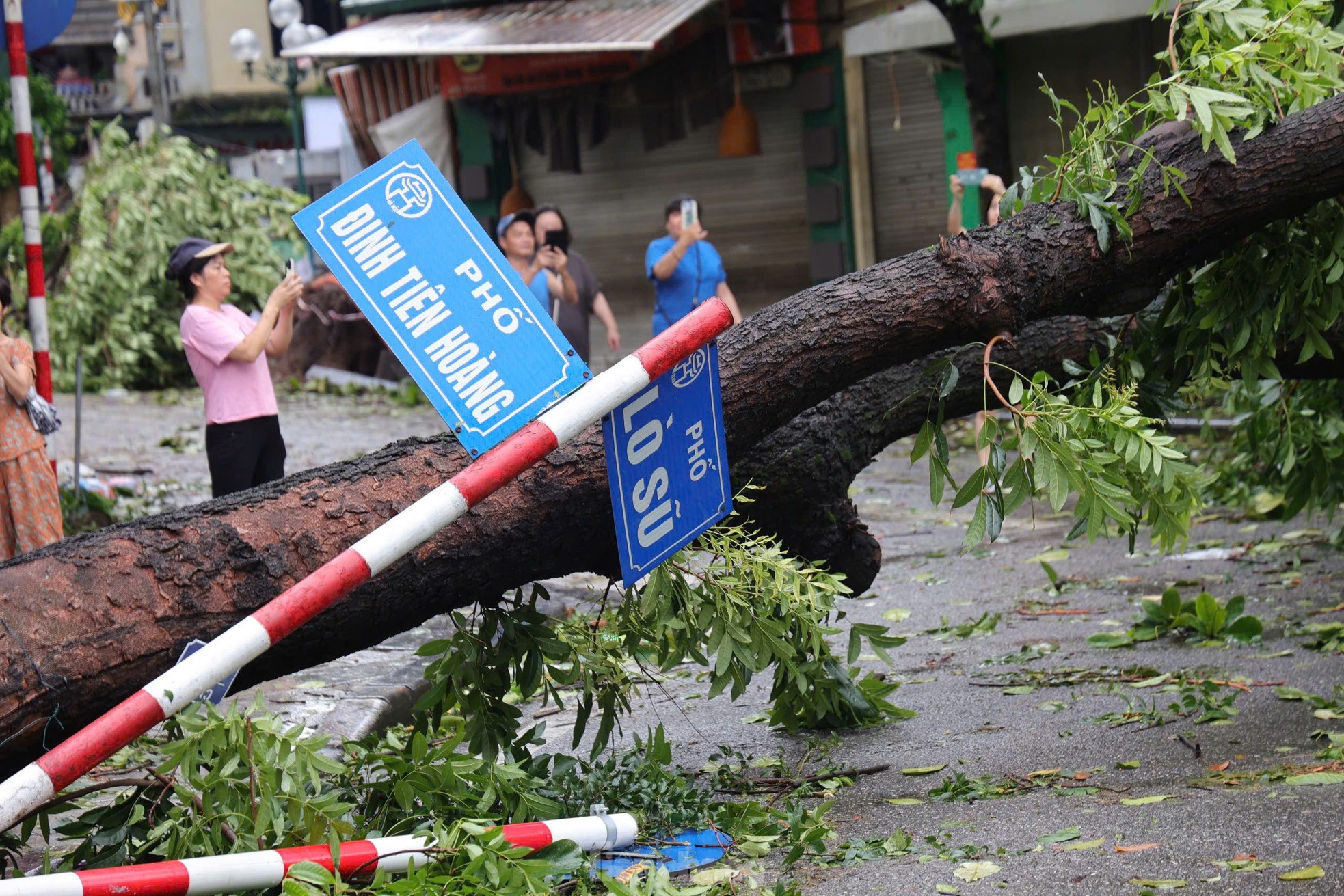 Hà Nội tan hoang sau khi bão số 3 quét qua- Ảnh 11.