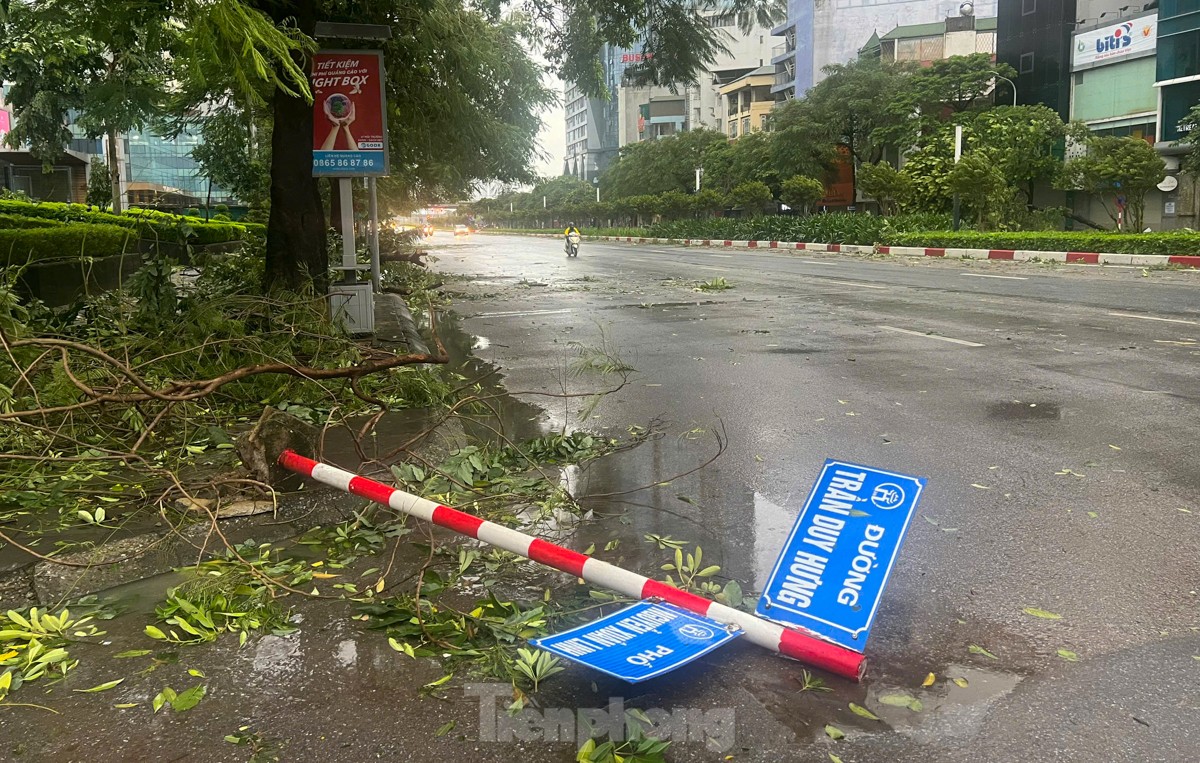 Hà Nội tan hoang sau khi bão số 3 quét qua- Ảnh 6.