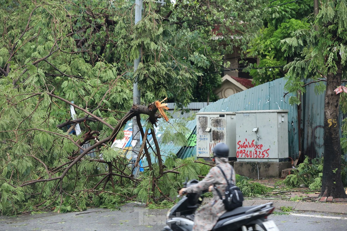 Hà Nội tan hoang sau khi bão số 3 quét qua- Ảnh 9.