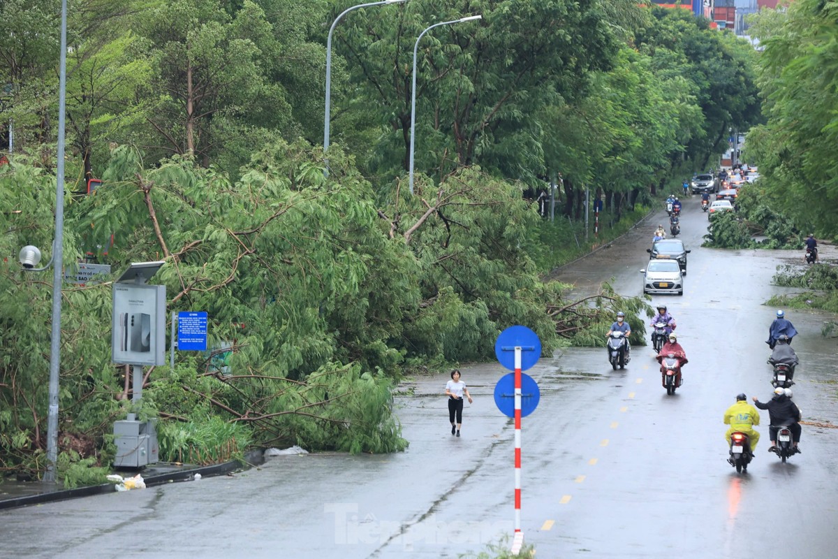 Hà Nội tan hoang sau khi bão số 3 quét qua- Ảnh 15.