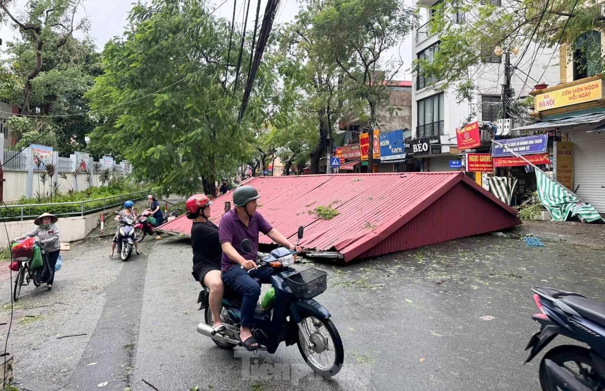 Hà Nội tan hoang sau khi bão số 3 quét qua- Ảnh 4.