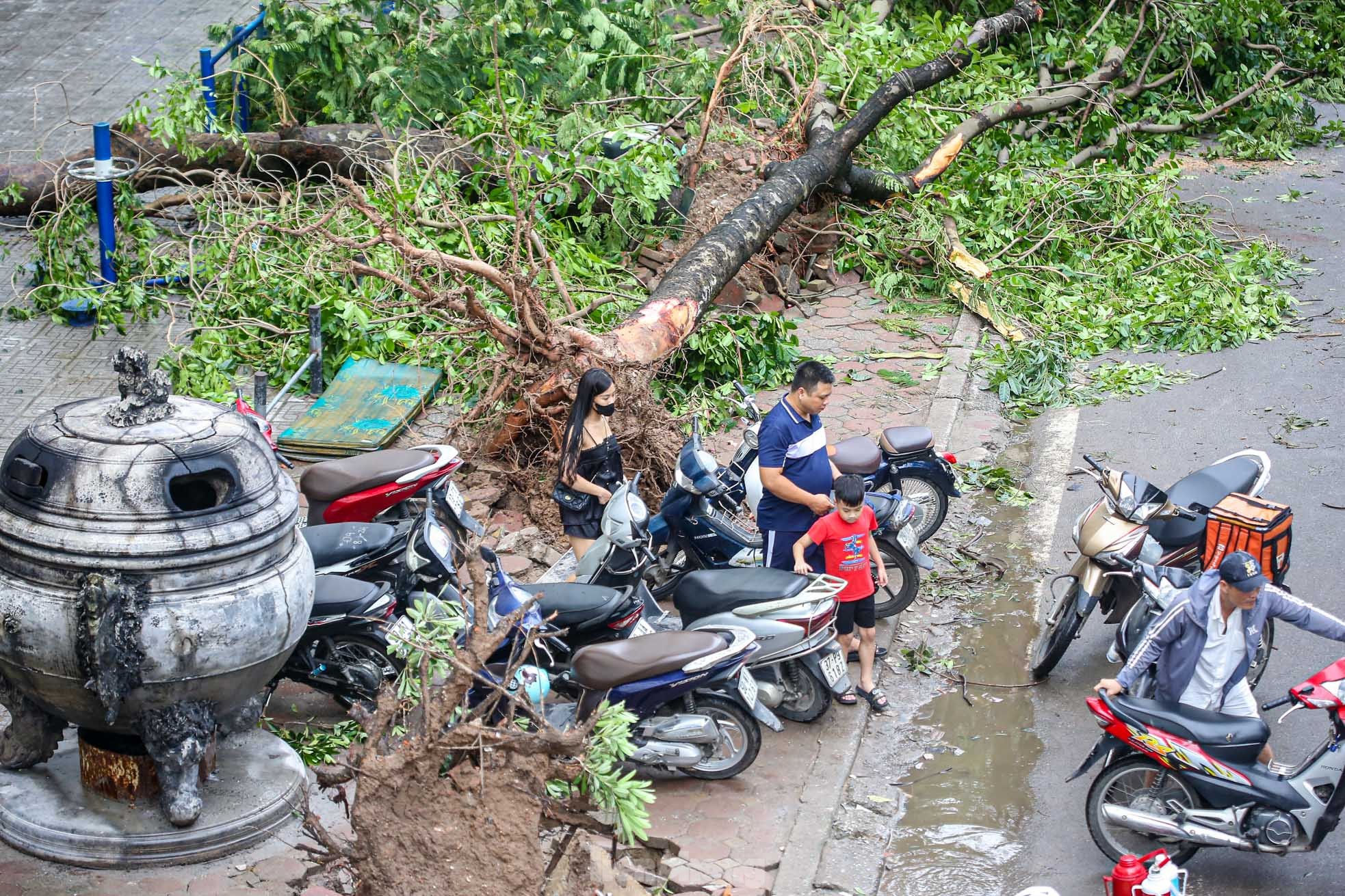 Khu đô thị đông dân nhất Thủ đô tan hoang sau bão Yagi, 'có nhà nhưng không có lối vào'- Ảnh 21.