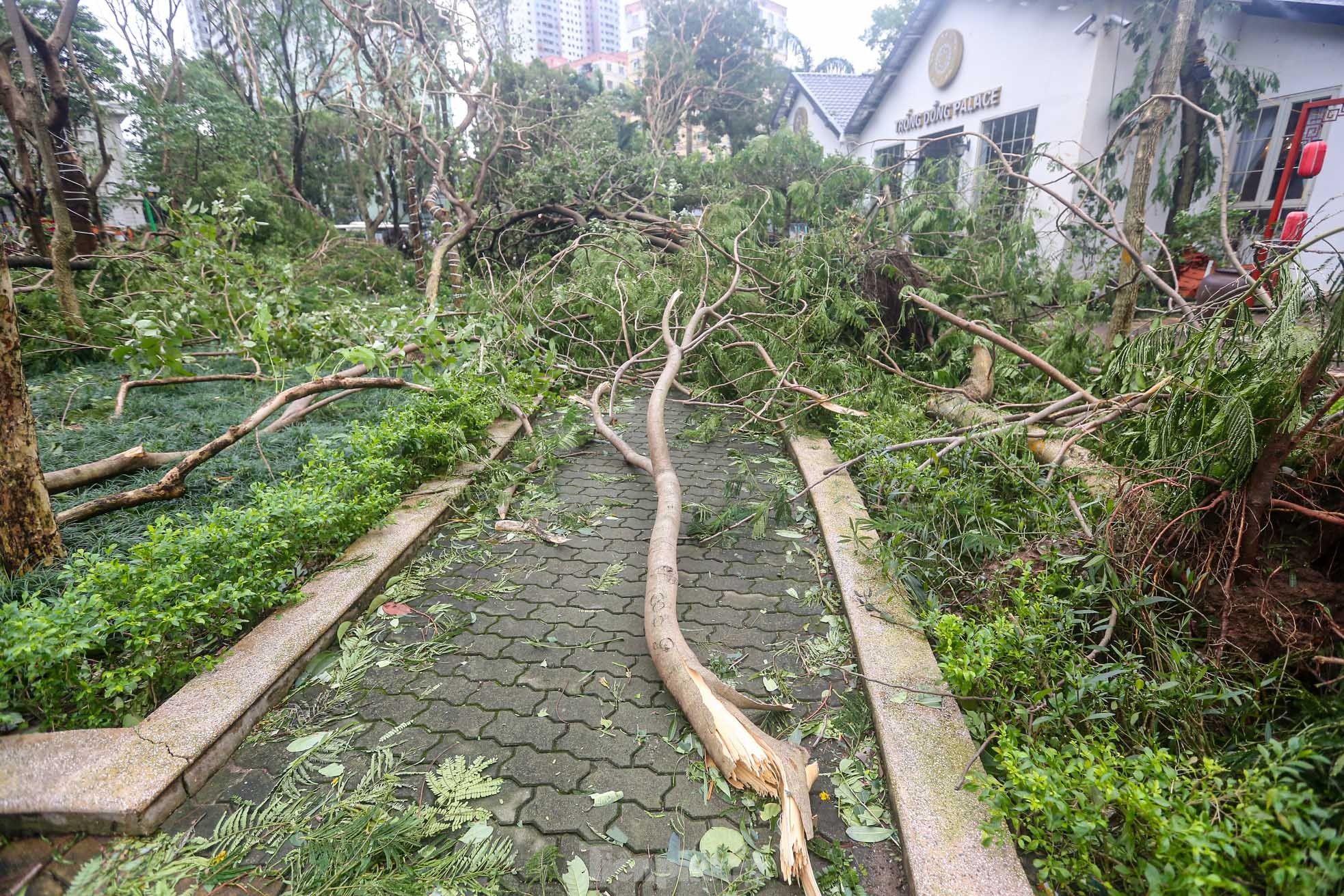 Khu đô thị đông dân nhất Thủ đô tan hoang sau bão Yagi, 'có nhà nhưng không có lối vào'- Ảnh 30.