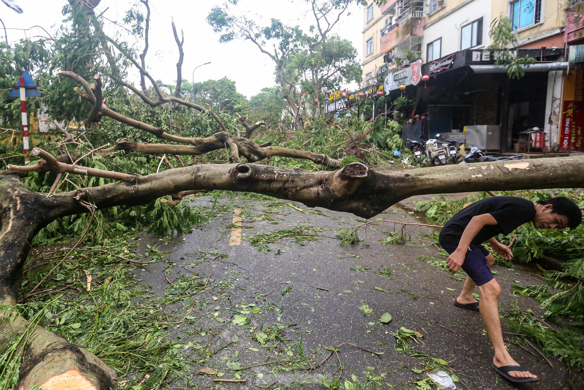 Khu đô thị đông dân nhất Thủ đô tan hoang sau bão Yagi, 'có nhà nhưng không có lối vào'- Ảnh 38.