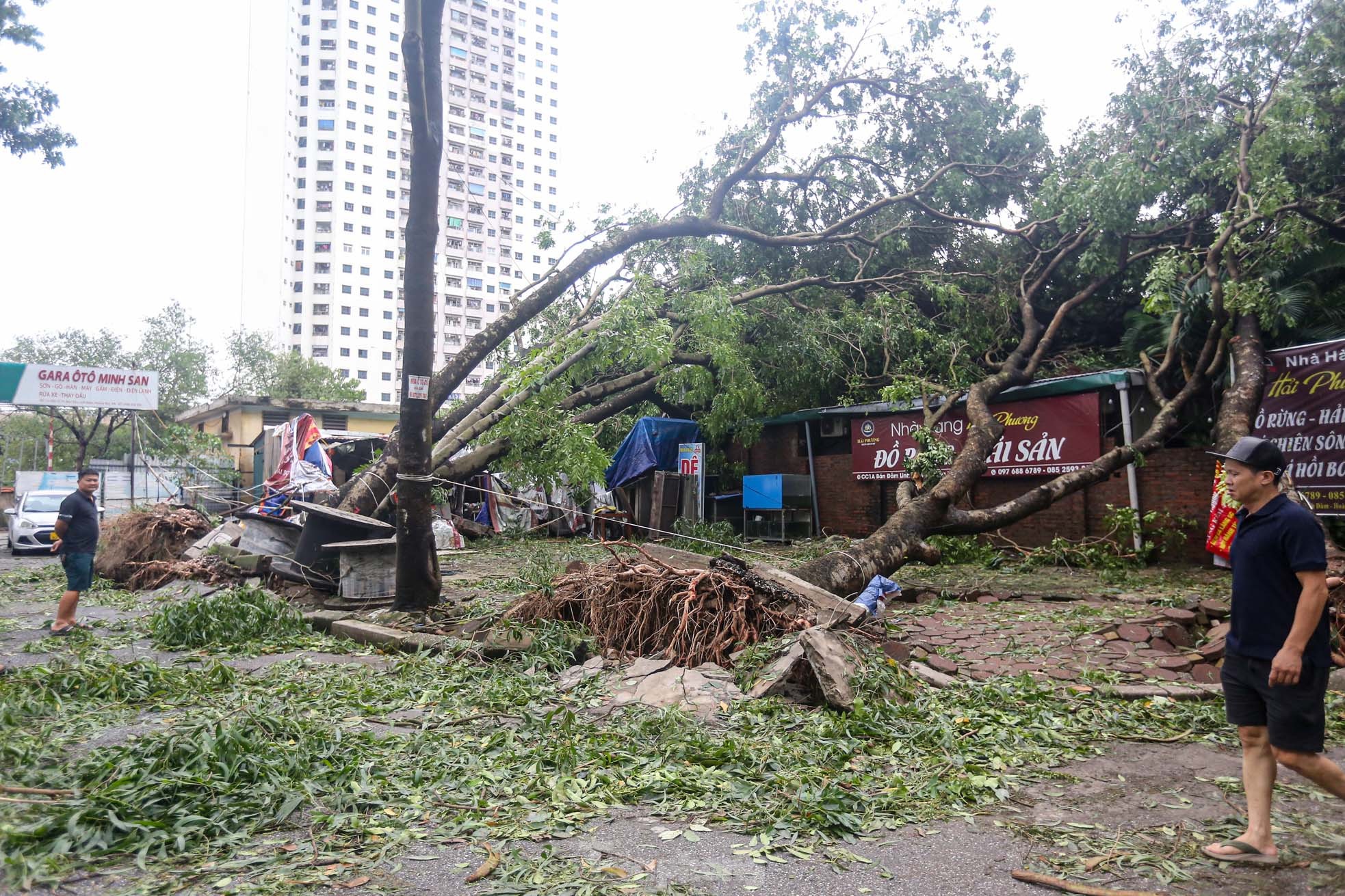 Khu đô thị đông dân nhất Thủ đô tan hoang sau bão Yagi, 'có nhà nhưng không có lối vào'- Ảnh 45.