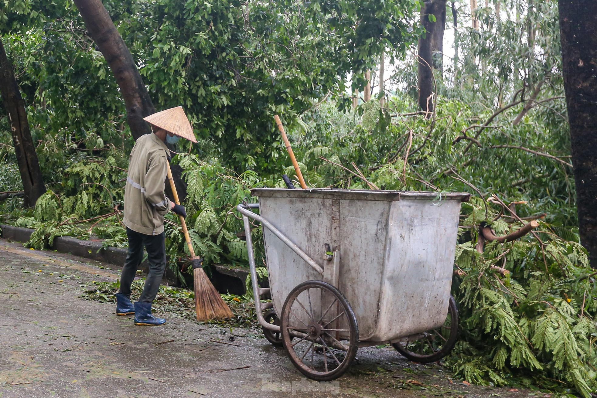 Khu đô thị đông dân nhất Thủ đô tan hoang sau bão Yagi, 'có nhà nhưng không có lối vào'- Ảnh 46.