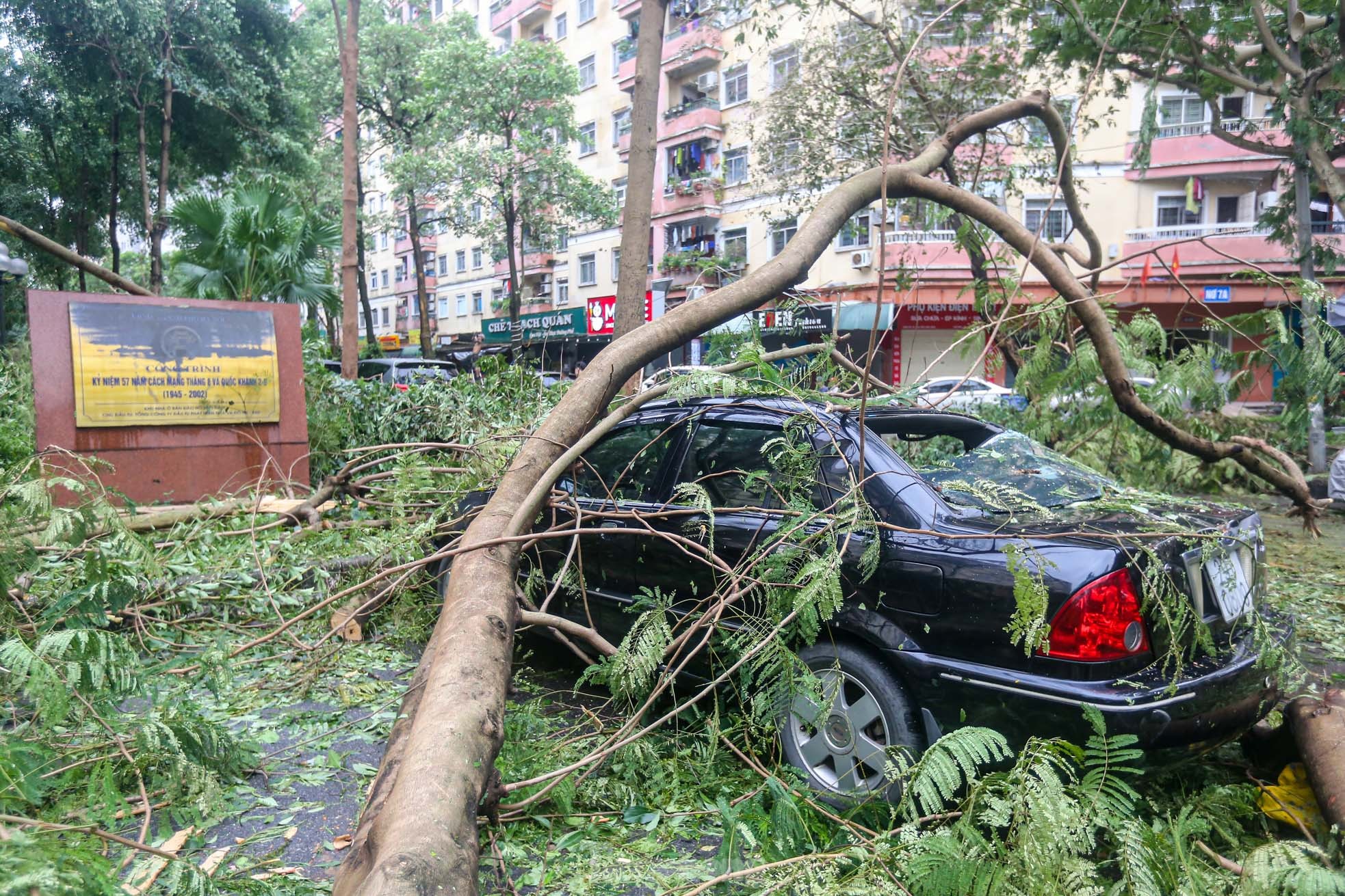 Khu đô thị đông dân nhất Thủ đô tan hoang sau bão Yagi, 'có nhà nhưng không có lối vào'- Ảnh 13.