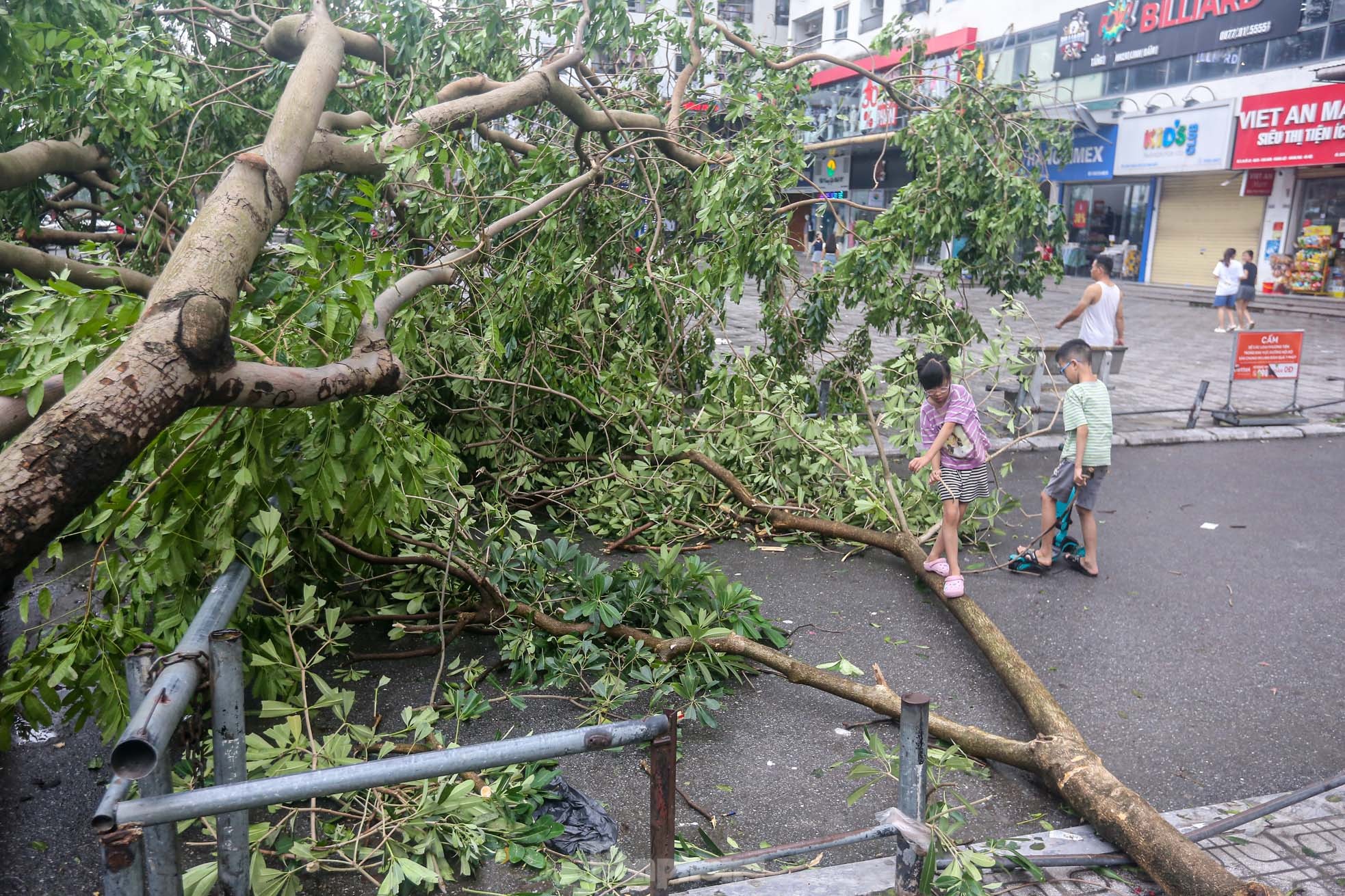 Khu đô thị đông dân nhất Thủ đô tan hoang sau bão Yagi, 'có nhà nhưng không có lối vào'- Ảnh 20.