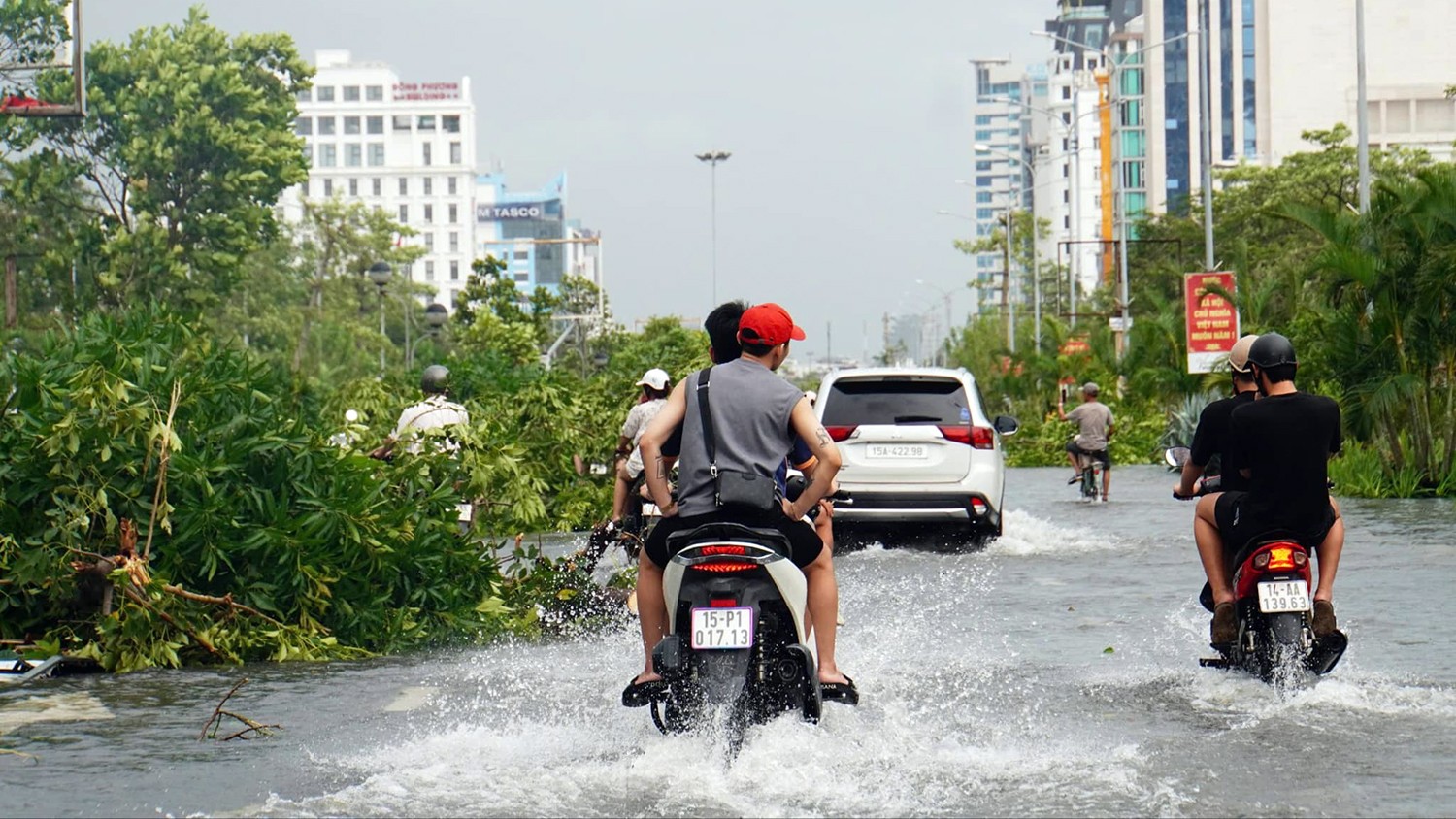 Sau bão, Hải Phòng vẫn ngập sâu, cây xanh đổ la liệt, nhiều nơi mất điện- Ảnh 4.