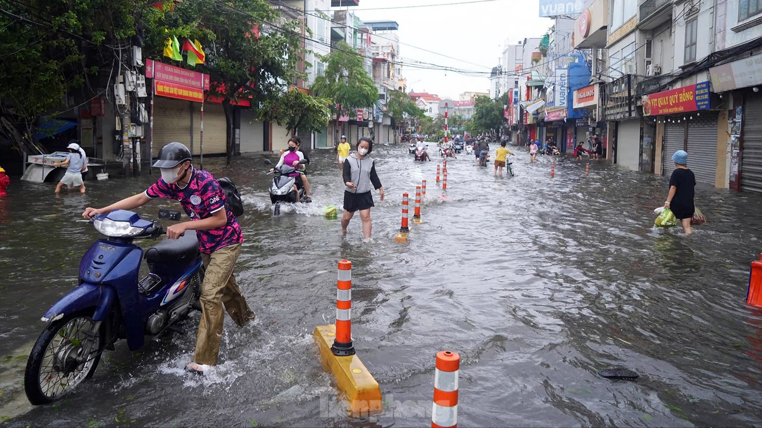 Sau bão, Hải Phòng vẫn ngập sâu, cây xanh đổ la liệt, nhiều nơi mất điện- Ảnh 2.