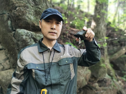 Lão nông khoe đào trúng "hắc thạch", chuyên gia lập tức yêu cầu phong tỏa toàn bộ ngôi làng: Kho báu hơn 347.000 tỷ đồng bị công nghệ cao đánh thức- Ảnh 1.