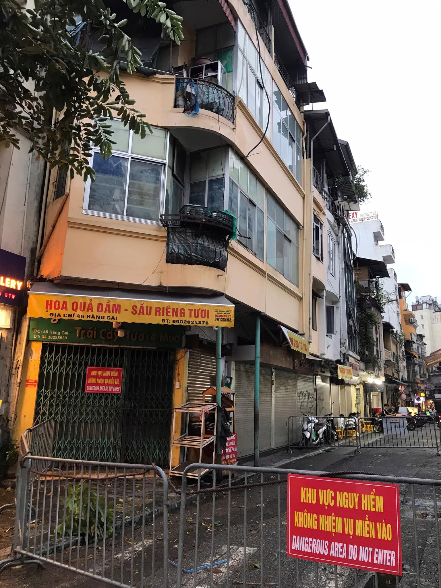 Hàng bánh mì "rẻ nhất" phố cổ Hà Nội phải treo biển "không phận sự miễn vào" sau khi bị bão tàn phá- Ảnh 1. Hàng bánh mì "rẻ nhất" phố cổ Hà Nội phải treo biển "không phận sự miễn vào" sau khi bị bão tàn phá- Ảnh 1.