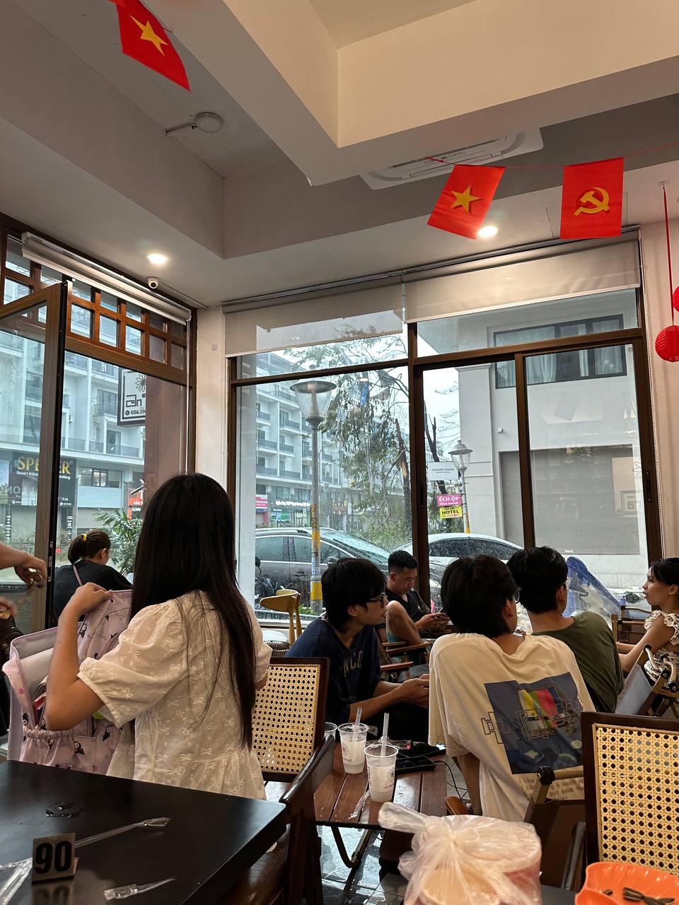 "Em đây, em còn sống" - trải nghiệm kinh hoàng từ người trẻ ở nơi nguy hiểm nhất- Ảnh 1. "Em đây, em còn sống" - trải nghiệm kinh hoàng từ người trẻ ở nơi nguy hiểm nhất- Ảnh 1.