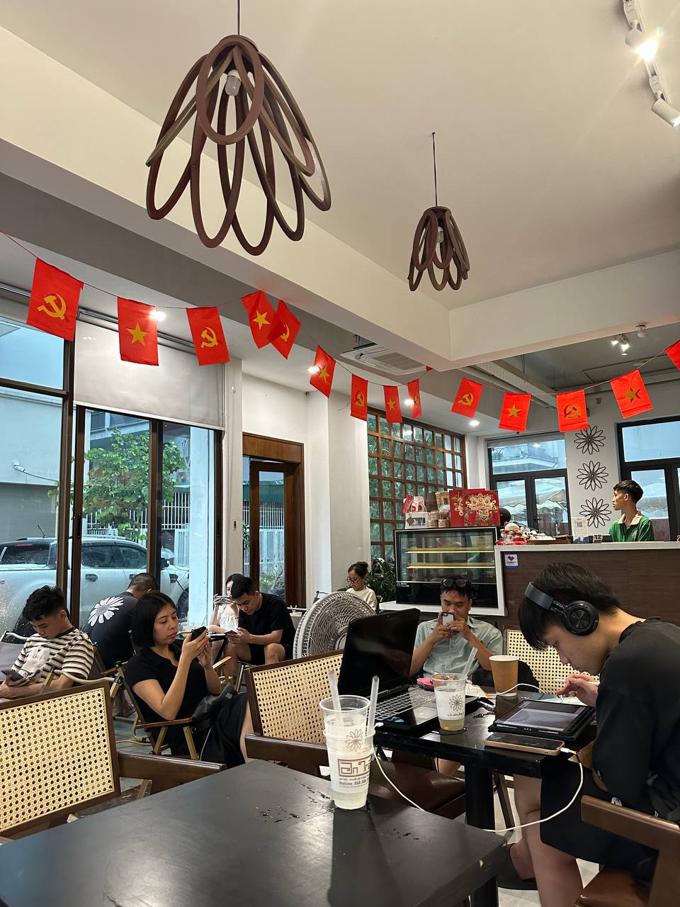 "Em đây, em còn sống" - trải nghiệm kinh hoàng từ người trẻ ở nơi nguy hiểm nhất- Ảnh 2. "Em đây, em còn sống" - trải nghiệm kinh hoàng từ người trẻ ở nơi nguy hiểm nhất- Ảnh 2.