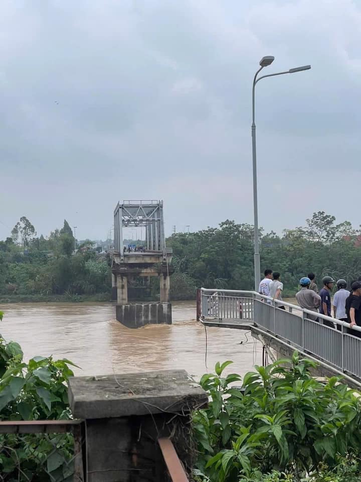 Hiện trường kinh hoàng vụ sập cầu Phong Châu, Phú Thọ- Ảnh 5. Hiện trường kinh hoàng vụ sập cầu Phong Châu, Phú Thọ- Ảnh 5.